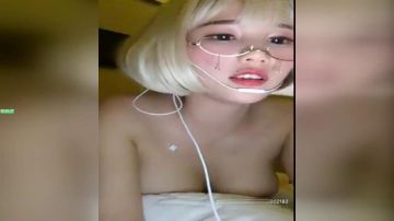 小姐姐平台大奶美女你好迷人收费秀找技师全裸按摩同时当着技师面自慰呻吟好多淫水