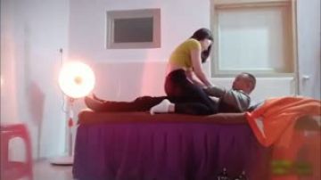 村长真会玩，午夜再次约炮按摩店的极品少妇老板娘