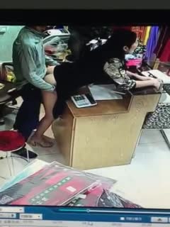服装店老板偷情操服务员，不小心被监控捕捉到了，画面太美了，女的很配合，最后应该是进来人了