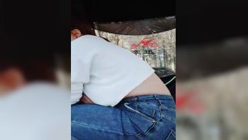 户外骚姐妹露脸跟狼友互动撩骚，又想要刺激又怕人看见，漏出骚奶子自慰逼逼呻吟还玩大黑牛，摸着奶子看四周第02集