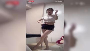 《疯狂抖音》美新娘5 美女喝高了洒酒疯耍的点大当街脱光光摆pose还跟jc动手(21)