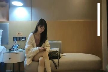 高颜值白靴性感妹子啪啪，舌吻口交摸逼上位骑坐大力抽插勐操