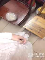 国产TS系列肤白貌美的张思妮夜晚半透明装在小吃点奶摸鸡巴 回家路过保安的位置顺便打个飞机真刺激