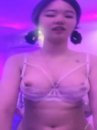 萝莉小姐姐 来到小姐姐家无套输出 叫的超甜 想叫又不敢叫的表情 极度诱人