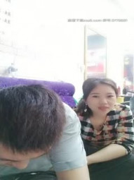 骚婊姐的理发店看着门外过往人流，屋内寻刺激穿裙子就是方便，被小哥舔逼给小哥口交，直接上位抽插刺激