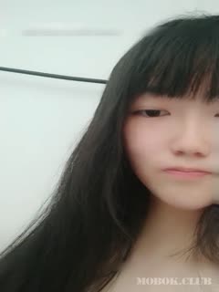 高颜值齐刘海大一学生妹周末没课在寝室床上大胆紫薇,隔着床帘,室友都在玩手机,真刺激