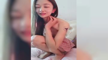 绿播下海！扣逼摸奶超甜美女孩终于全裸扣B!_1。