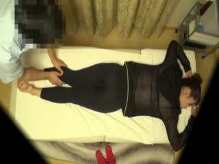 CLUB-306代●木公园でランニング中の美人ジョガーの目の前で、わざと落とした整体师の国家资格免许を第01集