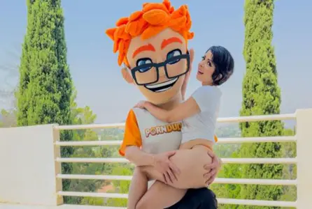 PONG.24.10.14 一边抚摸她的小猫，恳求更多，并得到...